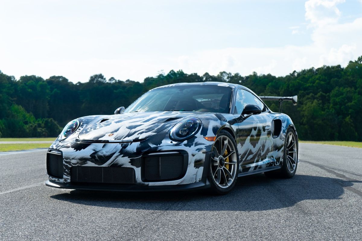 Kundenfoto: Porsche 911 GT2 RS mit Schwarz-Weiß-Design-Folierung auf einer Rennstrecke
